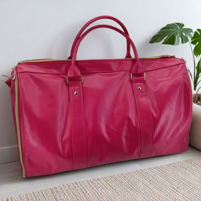 Bolso de mano, equipaje de cabina para guardar trajes y vestidos, de gran capacidad y con las medidas aceptadas por las aerolineas para llevar en el avion sin pagar por facturar maleta . 
